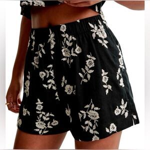 Abercrombie & Fitch Women's Size Large NWT Black White Embroidered Floral Short